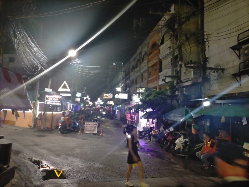 ソイチャイヤプーン夜